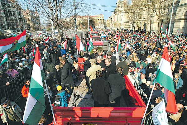 Demonstráló gazdák szombaton a Kossuth téren. Vasárnap már tárgyaltak volna, de csak üzeneteket kaptak