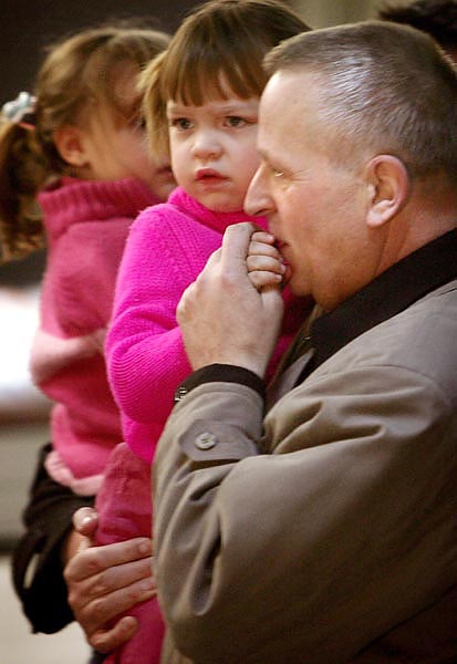 Rasim Delic az unokájától búcsúzik a szarajevói repülõtéren
