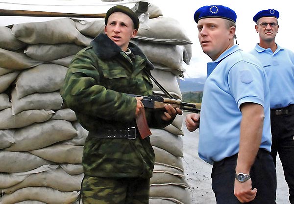 Orosz katona két EU-megfigyelővel