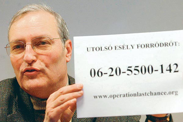 Efraim Zuroff, a Simon Wiesenthal Központ igazgatója a Zentai Károly utáni nyomozásról számol be egy budapesti sajtótájékoztatón