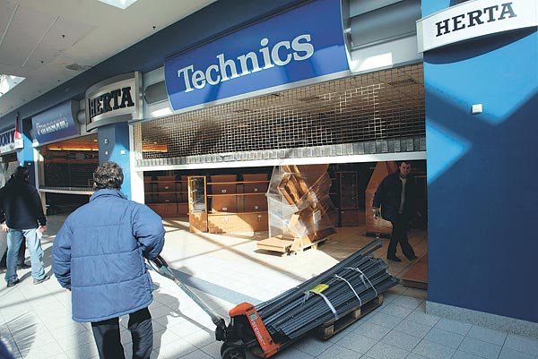 Pakolnak a Herta utolsó kiskereskedelmi üzletében, az Eurocenterben