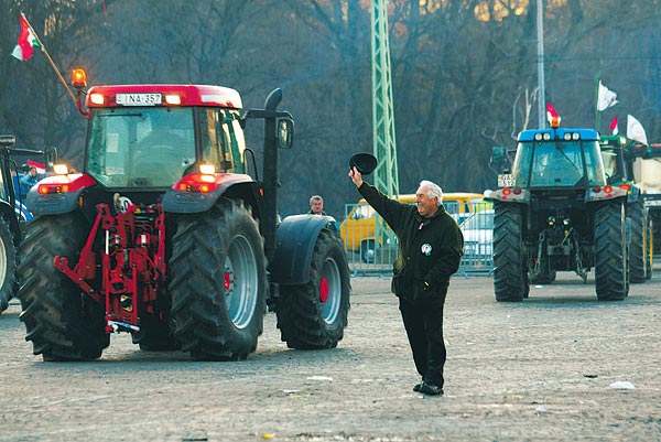 Gyõztünk! A gazdák a vasárnapi megállapodást követõen hétfõn a rendõrséggel egyeztetett rendben hagyták el a Felvonulási teret