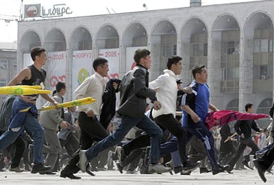 Ellenzéki tüntetõk összecsapása a kormányhû tüntetõkkel Biskek fõterén