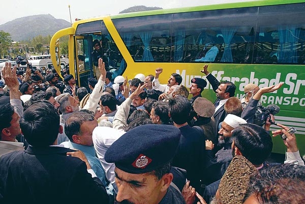 Pakisztániak integetnek az elsõ Indiába induló kasmíri busznak