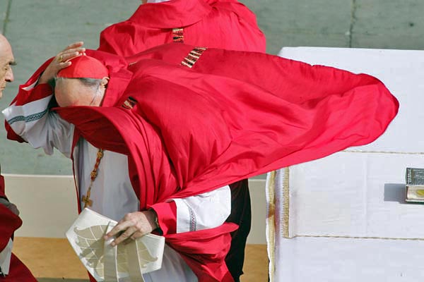 A következõ pápa kilétét még homály fedi