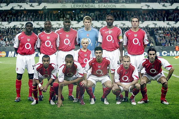 Egyetlen angol az Arsenalban a múlt év õszén: Campbell (az álló sorban balról a harmadik)