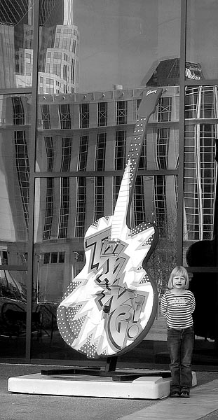 Kislány, nagy gitár - A countryzene hírességeinek csarnoka bejáratánál