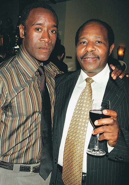 Az igazi Paul Rusesabagina (jobbra) a filmben õt alakító Don Cheadle társaságában egy tavaly novemberi New York-i vetítésen