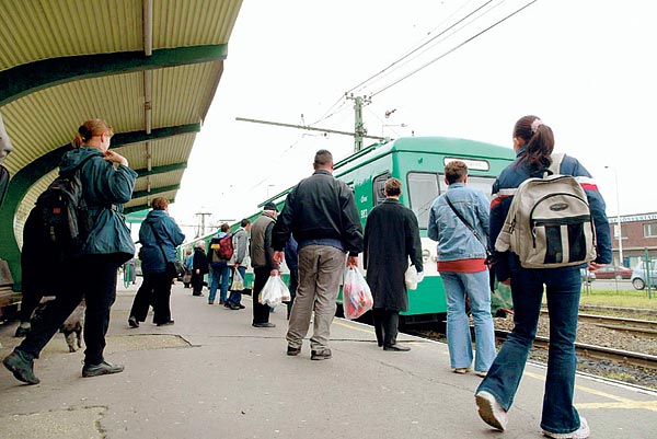 Hajnalban még minden nesz fáj, a neonfény is bántja szemünket