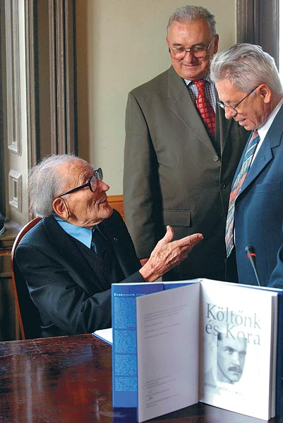 Fejtõ Ferenc és az emlékkönyv szerkesztõi: Szabó B. István és Asperján György