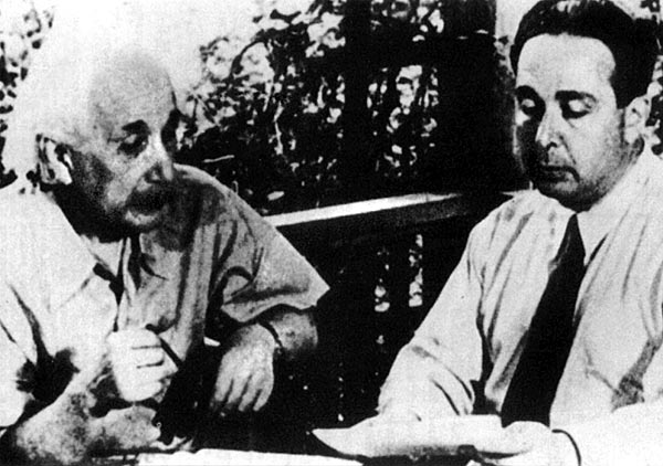 Történelmi fotó. Einstein és Szilárd Leó a Rooseveltnek szóló levél aláírásakor