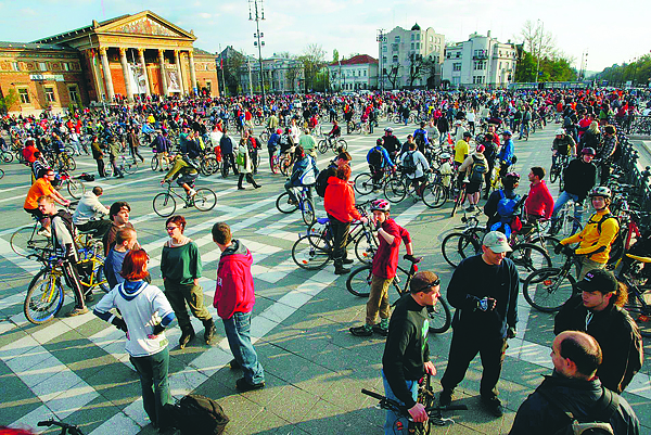Több ezer kerékpáros vett részt április 22-én a 'Kritikus Tömeg' elnevezésû felvonuláson. A civil szervezetek által megrendezett akcióval a résztvevõk a mindenkori város- és kerületfejlesztési tervek kidolgozóira akarnak hatni annak érdekében, hogy a