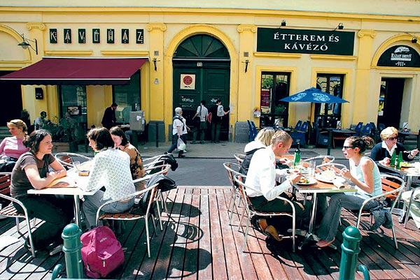 Ahogy kisütött a nap, rögtön benépesültek a teraszok a Ráday utcában is