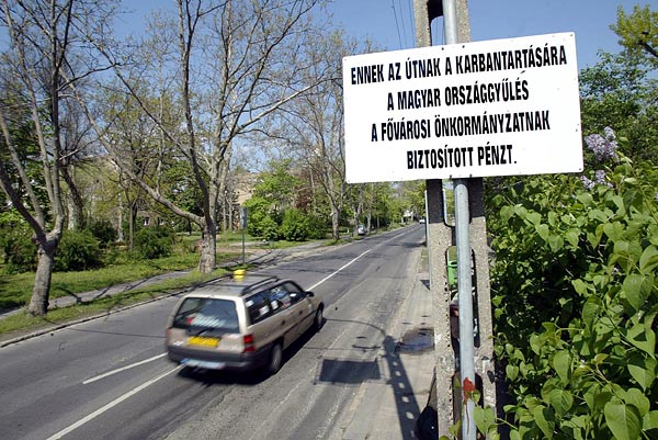 Egyértelmûvé teszik, kinek kell rendbe tenni a polgármester szerint lassan életveszélyessé váló utat