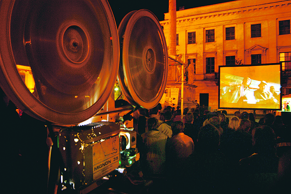 A Széchenyi téren szabadtéri filmvetítéseket nézhetnek esténként az érdeklõdõk
