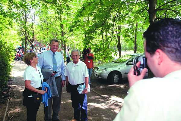 Schmitt Pált, a Fidesz alelnökét fotózzák