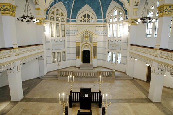 A jövendõbeli állandó kiállítás alapterületének fele a felújított zsinagógában van