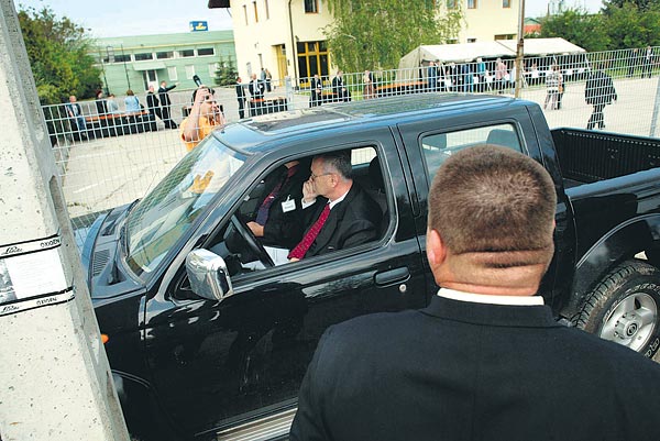 A Budapesten innen ülõ Balázs Lászlónak átadják a mikrofont Budapesten kivülrõl. Ott túl a rácson egy másik világ van