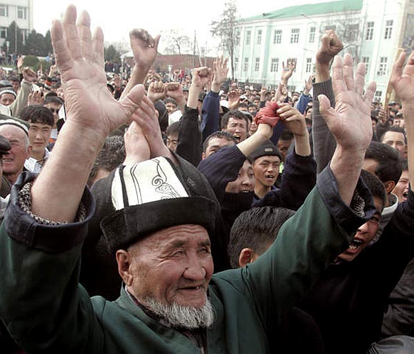 Kirgiz ellenzéki tüntetõk Os városában