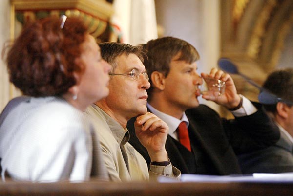 A tavaly novemberi közgyûlés, amikor Atkári (középen) szembefordult a koalícióval. Négy nappal késõbb lefokozták, most, bár még fõpolgármester-helyettes, már nem ülhet a városvezetõi pulpituson