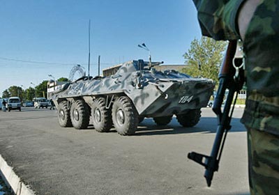 Páncélozott katonai jármûvek õrzik Andizsán utcáit