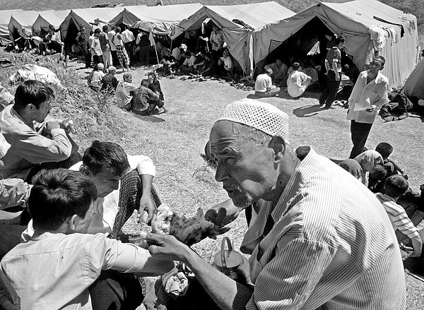 Üzbég menekültek a kirgizisztáni Tesiktor falunál felállított ideiglenes táborban