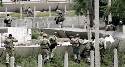 Katonák õrzik a Sarik Kansai folyót Kara-Szuu mellett