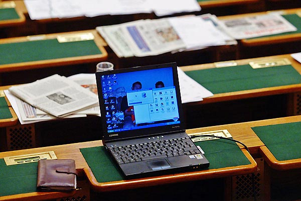 Parlamenti csendélet tárcával és laptoppal