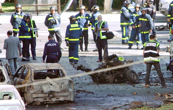 Spanyol rendõrök és a mentõalakulat tagjai a szerdai robbantás helyszínén