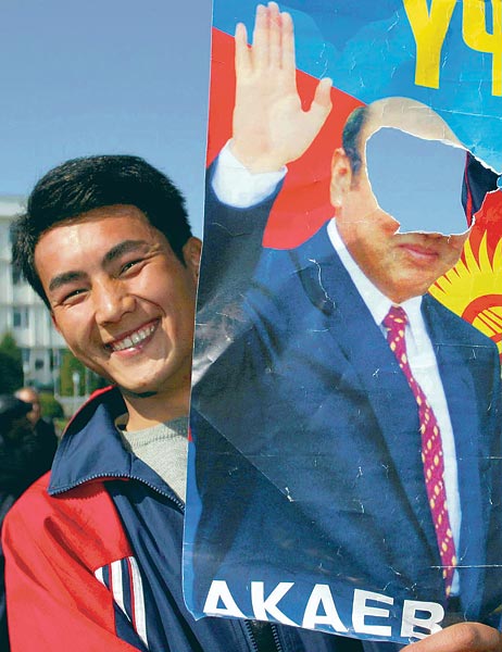 Akajev elnök 'eltünését' követeli a kirgiz tüntetõ Os városában