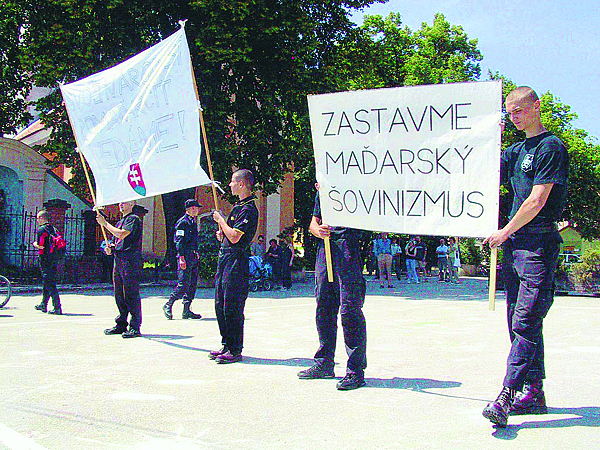 Állítsuk meg a magyar sovinizmust! - hirdették a fekete egyenruhások