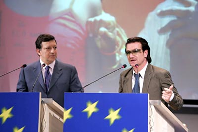 Barroso és Bono a sajtótájékoztatón