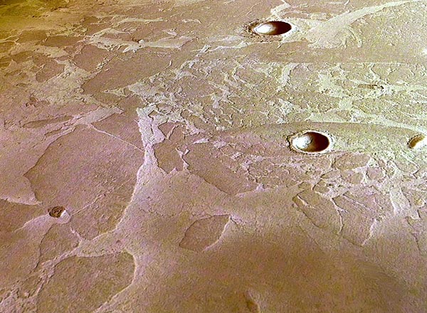 Por borította befagyott tenger a Mars Elysium Planitia nevû területén. A Mars Express felvételén jól kivehetõk a jégtáblaszerû képzõdmények