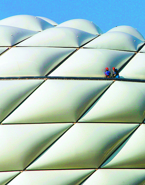 Építõmunkások dolgoznak az új müncheni stadionon. Mitõl lesz fekete, aki addig fehér volt?