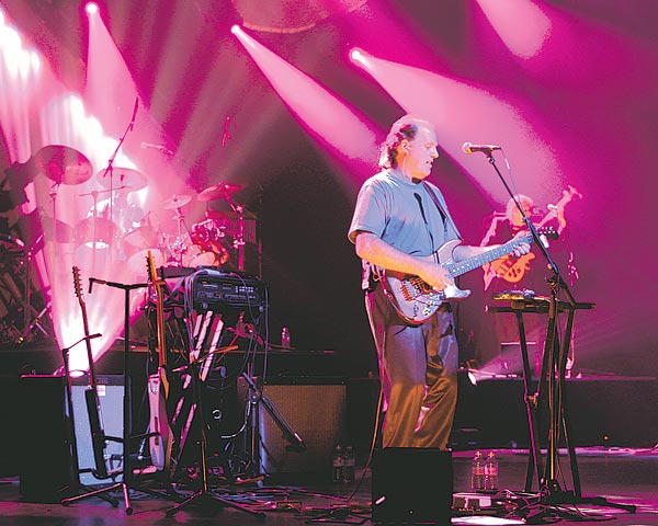 David Gilmourt (képünkön) Bob Geldof meggyõzte, hogy béküljön meg társaival