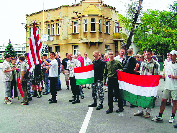 A Magyarországról érkezett ellentüntetõk a keddi demonstráción