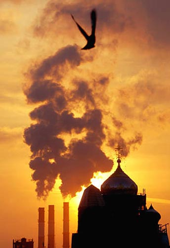Gyárkémények Szentpéterváron - a globális felmelegedés egyik fõ oka a túlzott szén-dioxid-kibocsátás