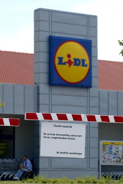 A szentendrei Lidl bejárata. Hosszúra nyúlik az átmenet