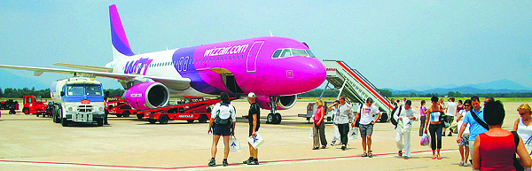 Kiszálló utasok Spanyolországban. A gépek számát majdnem meghatszorozná, az utasokét több mint a tízszeresére emelné a WizzAir