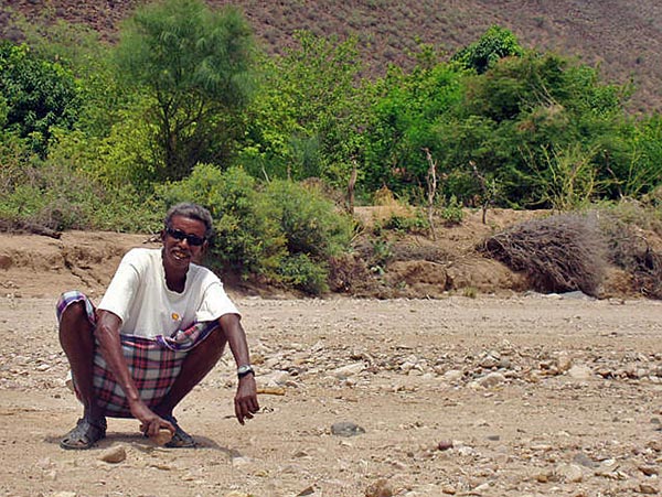 Dzsibouti földmûves - az ENSZ segélyprogramja keretében megépített öntözéses gazdálkodás az egyetlen mód a túlélésre ebben az örökös aszály és éhezés sújtotta afrikai országban