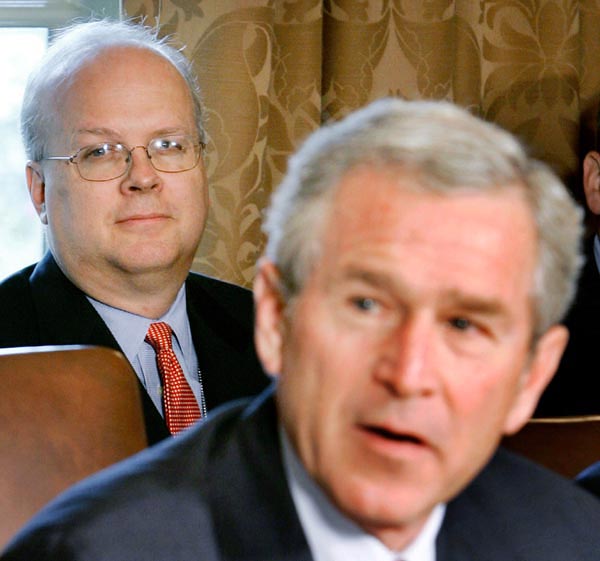 Karl Rove, szokásos helyén, George W. Bush mögött. Csak a politika és kampány izgatja