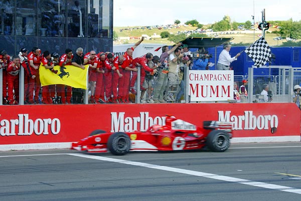 Schumacher és a Marlboro-reklámok a tavalyi Magyar Nagydíjon. Az idén a rendezõk és a támogatók nyerik a legtöbbet?