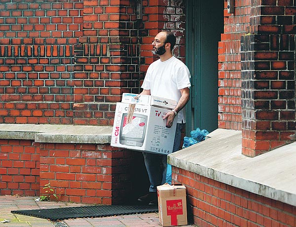 Én, terrorista? - Elégedett mosoly a börtönkapun kilépõ Mamoun Darkazanli arcán