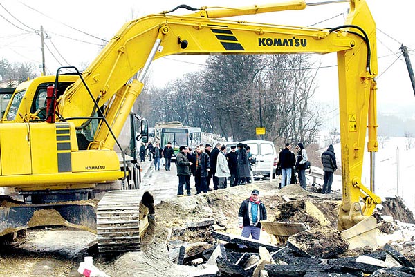 A beomlott Bécsi út. A földcsuszamlást okozó telektulajdonostól ötvenmilliót követel a fõváros