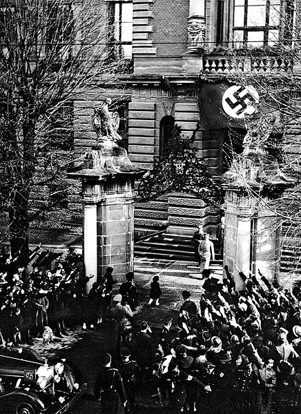Adolf Hitler távozik a linzi tartományi múzeumból