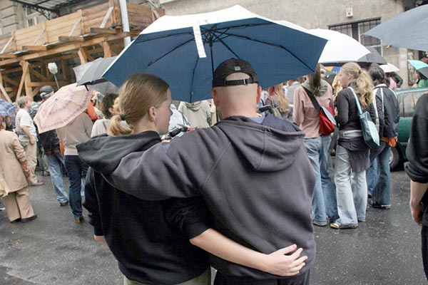 Esõben, gyér részvétel mellett zajlott le a tegnapi demonstráció