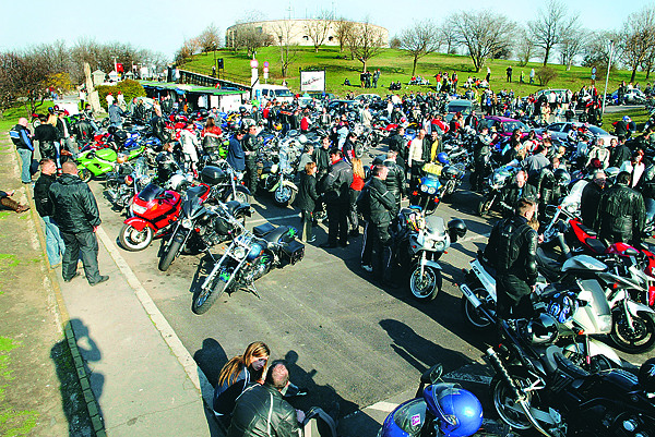 Minden hónap elsõ szombatján gyûlnek össze a motorosok a Citadella alatt