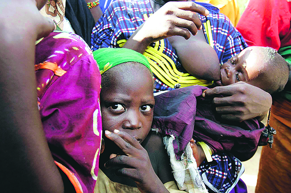 Élelmiszersegélyre váró anyák és gyerekeik Garin Goulbi nigeri faluban