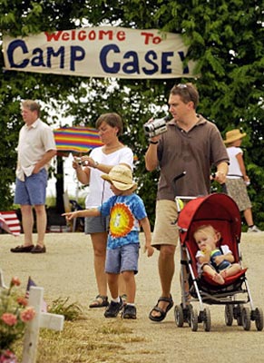 Látogatók a Bush birtok mellett felállított 'Casey táborban'