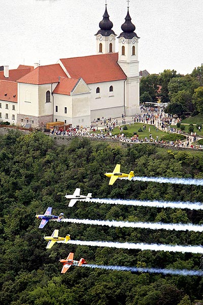 A budapesti, hétvégi mûrepülõ-verseny résztvevõi kötelékrepülést mutattak be tegnap a Tihanyi-félsziget fölött